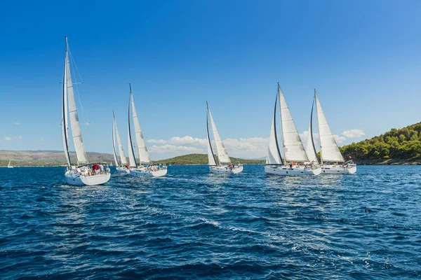 Sailing Yachts Regatta Konkurrens Sommaraktiviteter För Sport Och Rekreation — Stockfoto