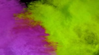 Siyah arka planda izole edilmiş süper yavaş renkli barut patlaması. Yüksek hızlı sinema kamerası, 1000fps.