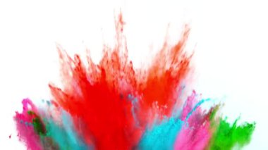 Beyaz arka planda izole edilmiş çok yavaş renkli barut patlaması. Yüksek hızlı sinema kamerası, 1000fps.