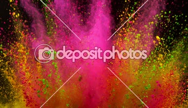 Siyah arka planda izole edilmiş süper yavaş renkli barut patlaması. Yüksek hızlı sinema kamerası, 1000fps.