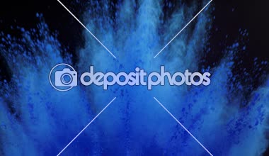 Süper ağır çekim siyah arka plan üzerine izole mavi toz patlaması. Yüksek hız sinema kamerası, 1000 fps üzerinde filme.