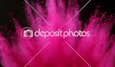 Süper ağır çekim siyah arka plan üzerine izole pembe toz patlaması. Yüksek hız sinema kamerası, 1000 fps üzerinde filme.