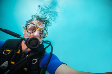 Dalgıç selfie yapma genç adam. Sualtı spor ve memnuniyetti faaliyetleri.