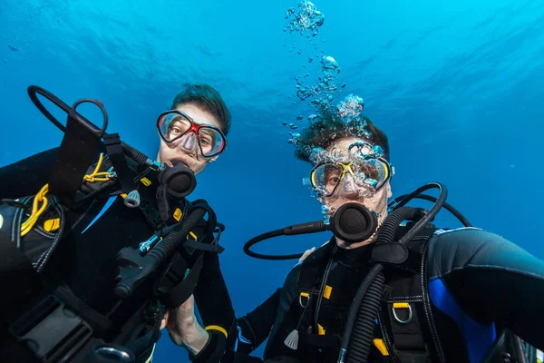 Jonge Vrouw Man Duikers Selfie Maken Onderwater Sport Ontspanning Activiteiten — Stockfoto