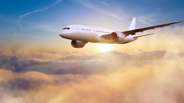 巨大的两层乘客商用飞机在日落时飞越云层上空 快速旅行 节假日和商务的概念 — 图库照片