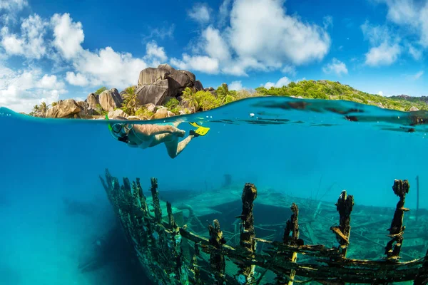 Bajo Por Encima Superficie Del Agua Vista Mujer Buceando Explorando — Foto de Stock