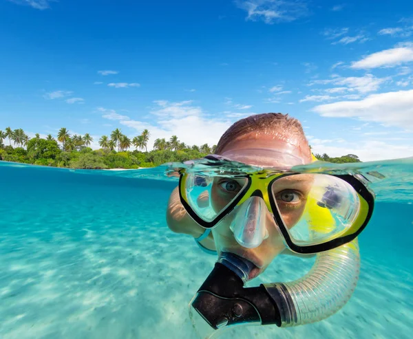 Onder Boven Het Water Oppervlakte Weergave Van Vrouw Snorkelen Onderwater — Stockfoto