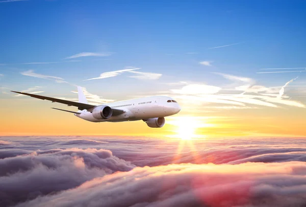 巨大な 階建て乗客商業飛行機が夕日の光で雲の上を飛んでします 高速旅行 ビジネスの概念 — ストック写真