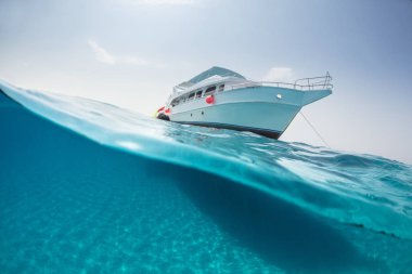 Split fotoğraf safari tekne ve sualtı yüzey.