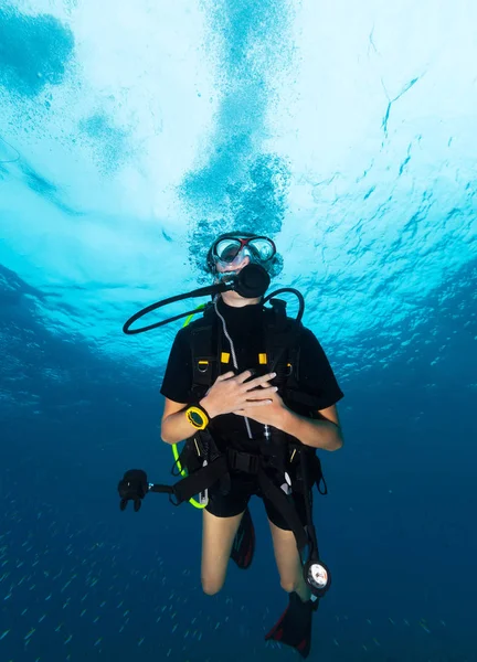 Fiatal Scuba Diver Víz Alatti Sport Szabadidő Tevékenységek — Stock Fotó