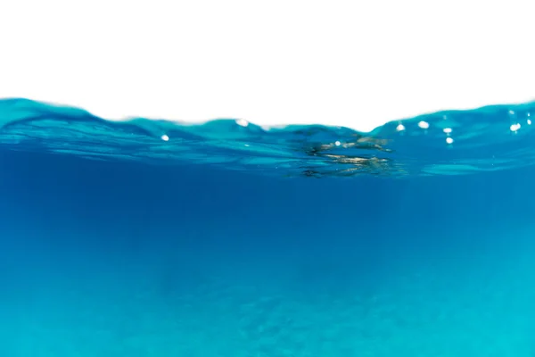 Beyaz arkaplanda izole edilmiş su dalgası — Stok fotoğraf