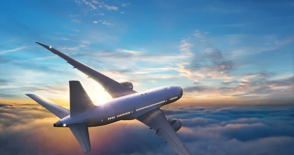 Commerciële vliegtuig passagiers vliegen boven de wolken — Stockfoto