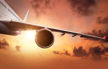 Bulutların üzerinde uçan ticari jet uçak