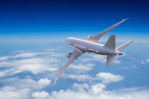 Avião comercial de passageiros voando acima das nuvens — Fotografia de Stock