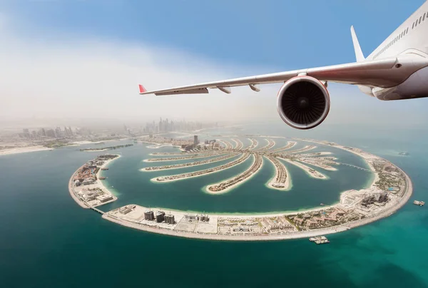 Avião comercial voando acima da cidade de Dubai . — Fotografia de Stock