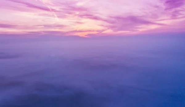 Schöner Sonnenaufgang bewölkt Himmel aus der Luft — Stockfoto