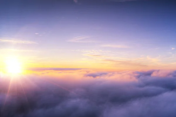 Güzel gün doğumu bulutlu gökyüzü havadan bakıldığında — Stok fotoğraf