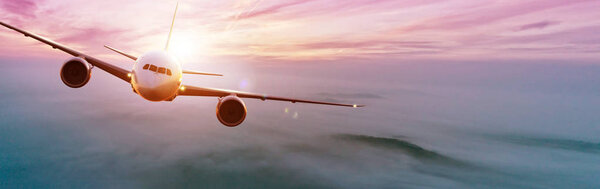 Коммерческий самолет, летящий над закатом неба
