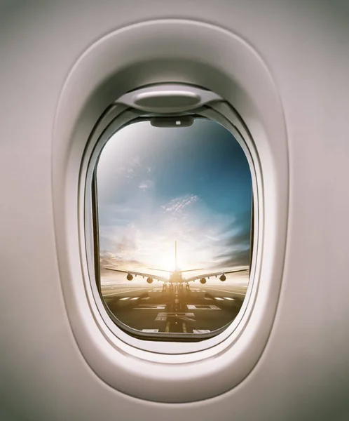 Vista de la ventana del avión a la pista con avión enorme —  Fotos de Stock