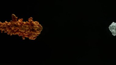 Süper ağır çekim su renkli mürekkep. Siyah arka plan üzerine izole. Yüksek hızlı sinema kameraya çekildi.