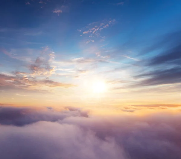 Прекрасне схід сонця хмарне небо з повітряного краю — стокове фото