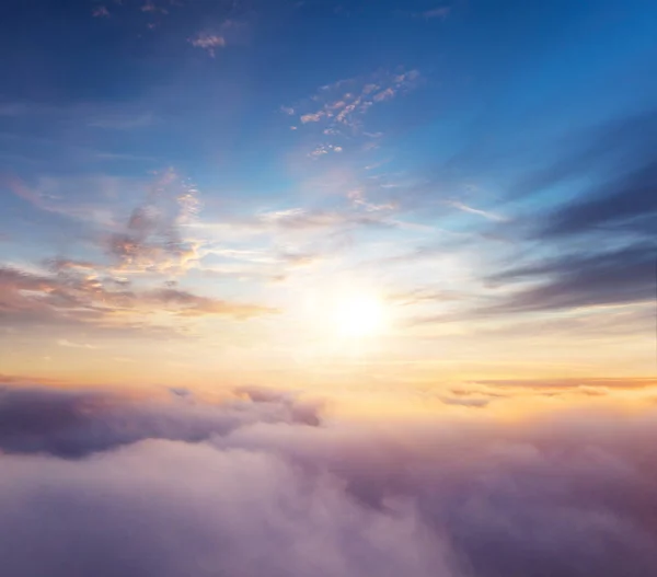 Beau lever de soleil ciel nuageux de vue aérienne — Photo