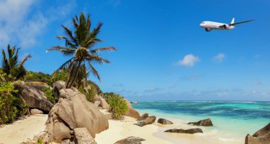 Seyşeller Adası La Dique üzerinde uçan uçak