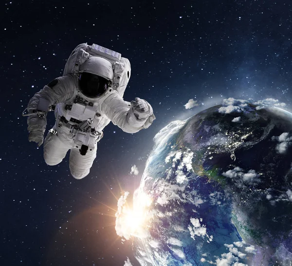 Uçan astronot yakın Dünya gezegeni işletim. — Stok fotoğraf