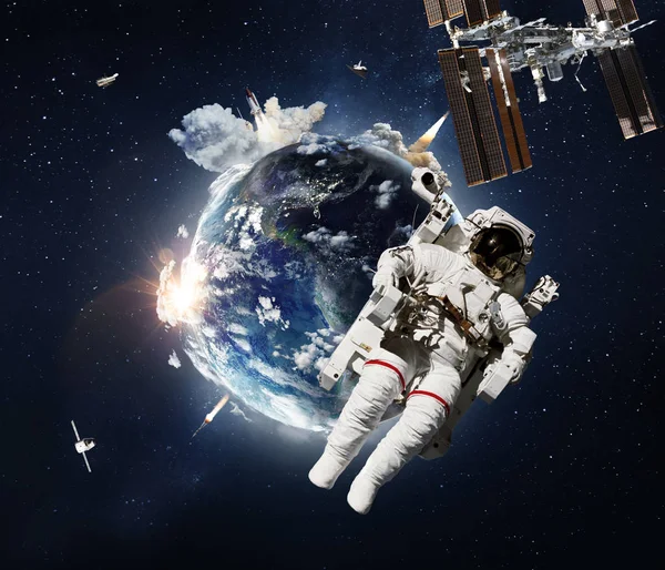 Astronauta volador operando cerca del planeta Tierra . — Foto de Stock