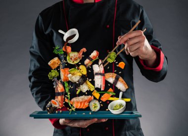 Master chef suşi uçan ile chopsticks holding