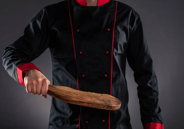 Primer plano del chef principal con tabla de cortar de madera — Foto de Stock