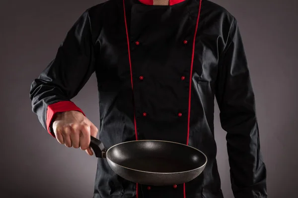 Крупный план шеф-повара с пустой сковородкой — стоковое фото