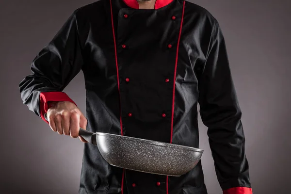 Primer plano del chef sosteniendo sartén vacía — Foto de Stock