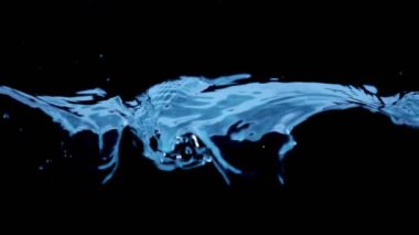 Yüksek hızlı sinematik kamera, 1000 fps filme siyah arka plan üzerine izole su sıçramasına, süper ağır çekim.