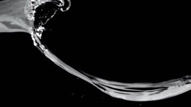 Yüksek hızlı sinematik kamera, 1000 fps filme siyah arka plan üzerine izole su sıçramasına, süper ağır çekim.