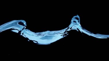 Yüksek hızlı sinematik kamera, 1000 fps filme siyah arka plan üzerine izole su sıçramasına, süper ağır çekim.