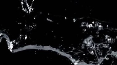 Yüksek hızlı sinematik kamera, 1000 fps filme siyah arka plan üzerine izole su sıçramasına, süper ağır çekim.