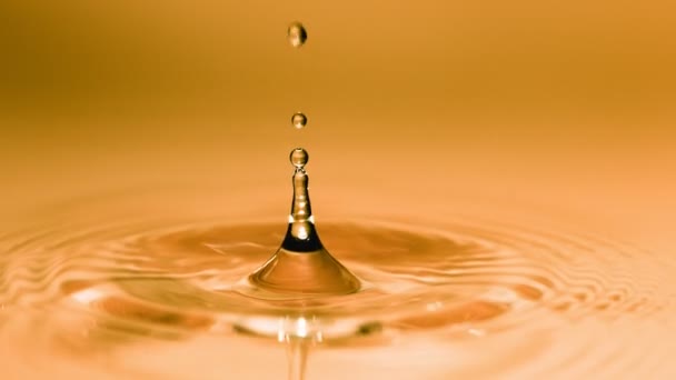 Супер Медленное Движение Капли Золотой Жидкости Снятое Помощью Макрообъектива Снято — стоковое видео