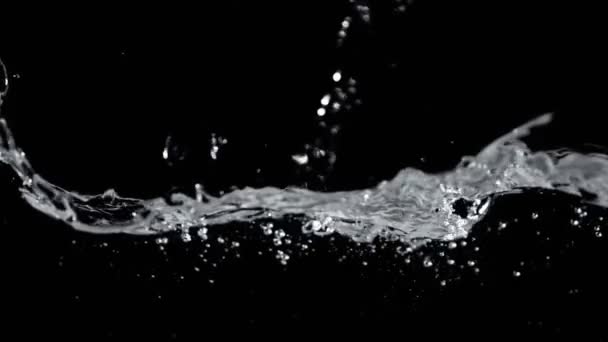 Супер Повільний Рух Розбризкування Води Ізольовано Чорному Тлі Знятої Високошвидкісній — стокове відео