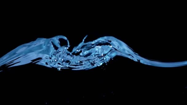 在黑色背景上分离的飞溅水的超慢动作 在高速电影相机上拍摄 1000 Fps — 图库视频影像