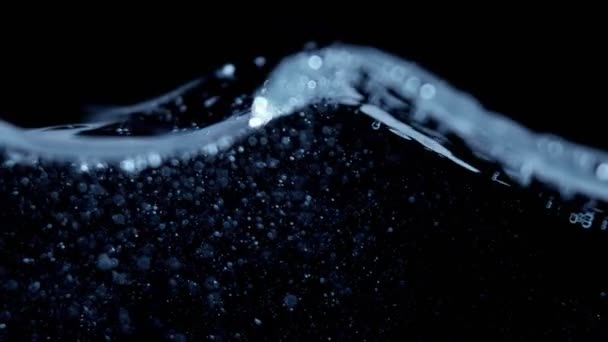 在黑色背景上分离的飞溅水的超慢动作 在高速电影相机上拍摄 1000 Fps — 图库视频影像