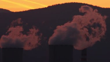 Sigara fabrikası baca günbatımı içinde ayrıntılı görünümünü. Enerji santralleri, kimyasal fabrikalar. Küresel kirlilik kavramı, enerji tüketimi.