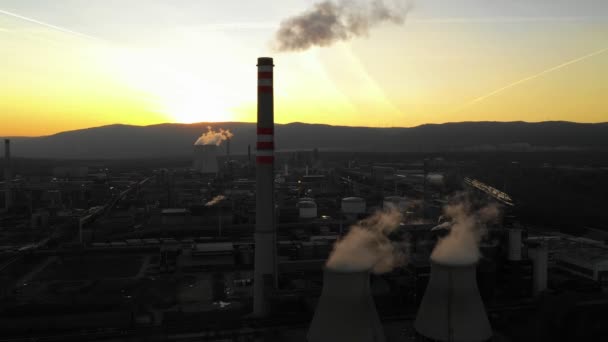 Letecký pohled na chemických továren v západu slunce. Energetické elektrárny, chemické továrny. Koncept globálního znečištění, spotřeba energie.