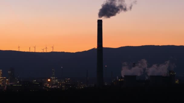 Günbatımı Kimyasal Fabrikalarda Hava Görünümünü Enerji Santralleri Kimyasal Fabrika Rüzgar — Stok video