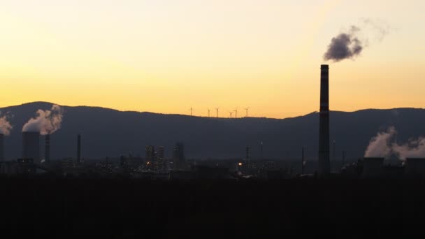 日落时化工厂的鸟图 能源发电站 化工厂和风力发电站 全球污染概念 能源消耗 — 图库视频影像