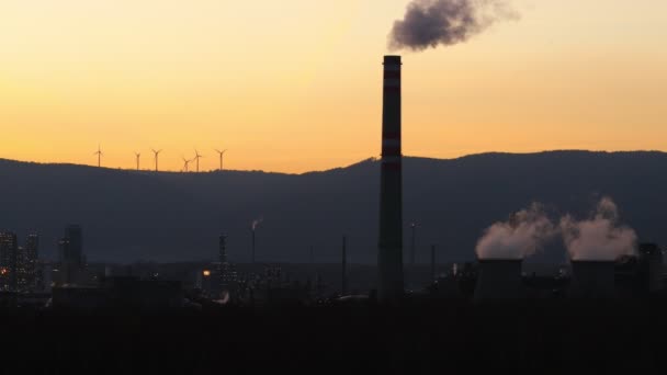Günbatımı Kimyasal Fabrikalarda Hava Görünümünü Enerji Santralleri Kimyasal Fabrika Rüzgar — Stok video