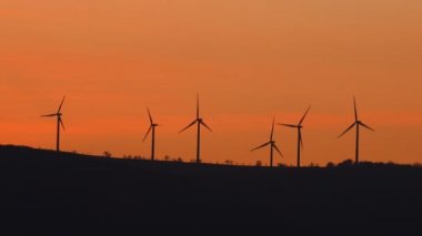 Rüzgar elektrik santrallar siluetleri günbatımı