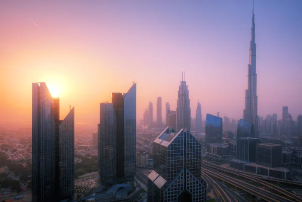 Dubai zonsondergang panoramisch uitzicht over centrum. — Stockfoto