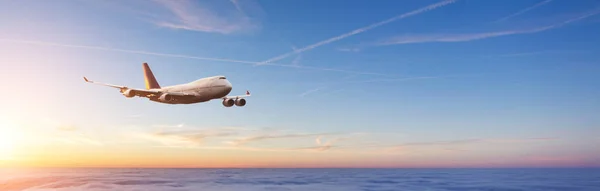 Commercial airplane flying over dramatic sunset — Stock Photo, Image