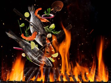 Uçan deniz barbun ve yukarıdaki karides ızgara ızgara